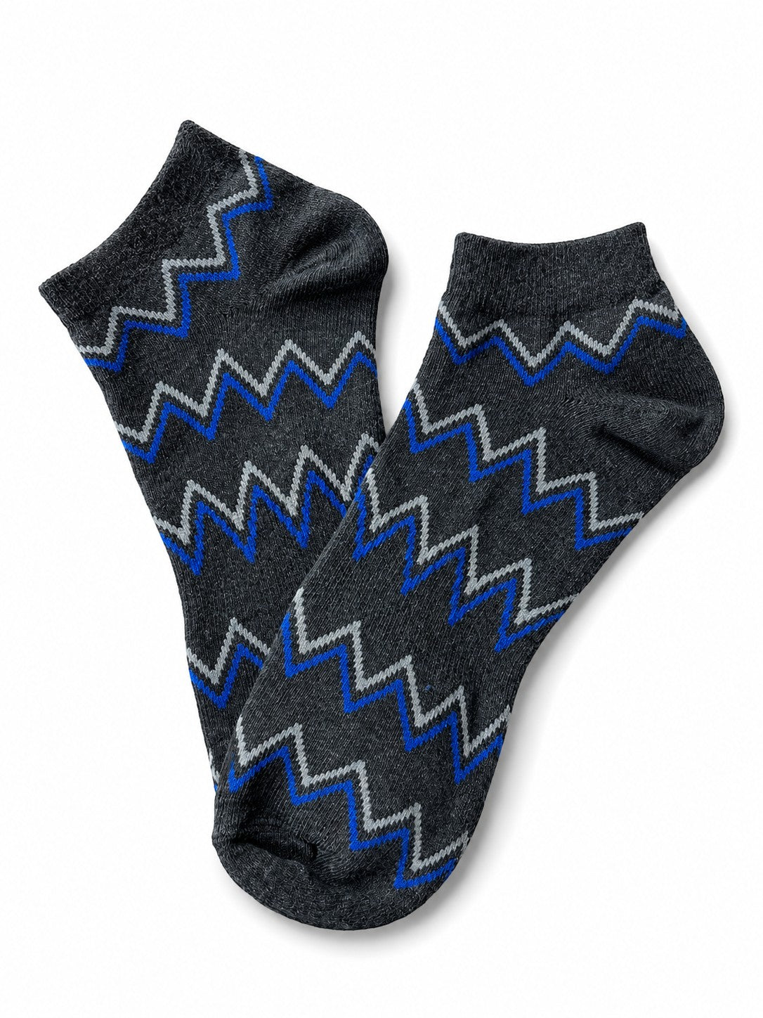 INOUTHOMECO men's ankle socks in charcoal grey with a blue and white zigzag chevron pattern for everyday comfort.